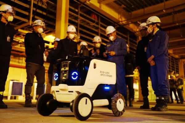 LG, POSCO team up for unmanned robot’s facility management